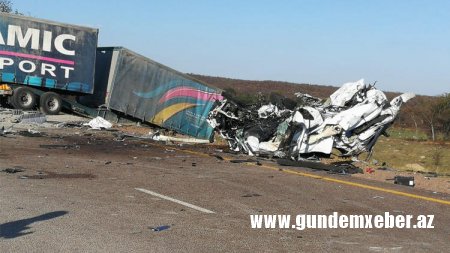 TIR dəhşətli qəza törətdi: Bir avtobus insan həlak oldu