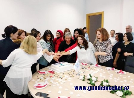AMEA-nın Elmi Mərkəzi Kitabxanasında nə baş verir? – Tort kəsilir, şadyanalıq edilir