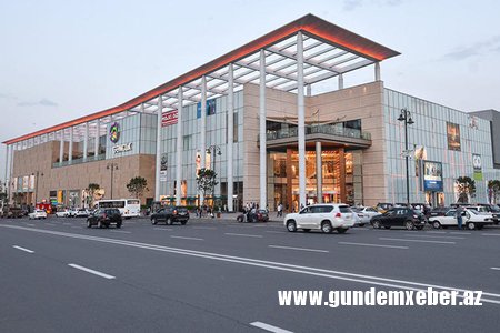 “Gənclik Mall”ın qarşısında dəhşət - Maşınlar üstündən keçdi