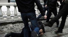 ​QƏBƏLƏDƏ DƏHŞƏTLİ OLAY: “Atam gəzdiyi qadınları evə gətirir, anamla bacım...”
