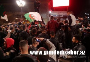 Yüz minlərlə əlcəzairli Buteflikanın hakimiyyətdən əl çəkmək qərarını bayram edir