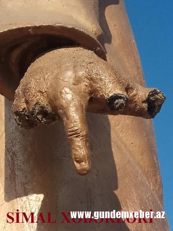 Dərbənddə Nizami Gəncəvinin heykəli növbəti dəfə vandalizmə məruz qaldı - FOTO