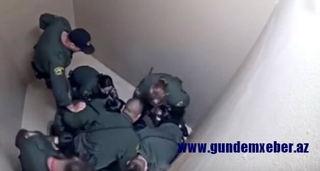 Məhbusa qarşı vəhşilik kameraya yaxalandı, məhkəmə qərar verdi – Video (18+)