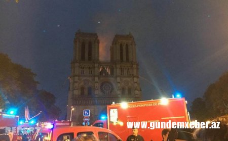 Fransada Paris Notr-Dam кilsəsi yanır