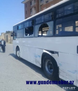 Aeroport yolunda sərnişin avtobusu kranla toqquşdu