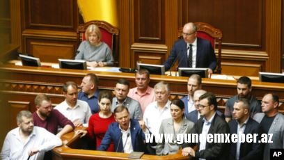 Ukrayna qanunvericiləri Zelenskinin parlamentin buraxılması qərarına qarşı çıxıb