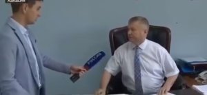 Rayon başçısı ona sərt sual verən jurnalisti yerə çırpdı – VİDEO