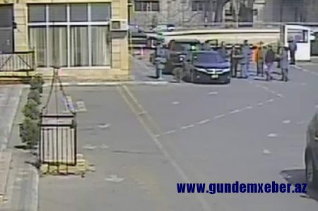 ƏSL DÖYÜŞ SƏHNƏSİ: RƏİS MÜAVİNİ VƏ SÜRÜCÜSÜ ADAMDÖYƏN "ROLLARINDA" -- FOTO FAKT 