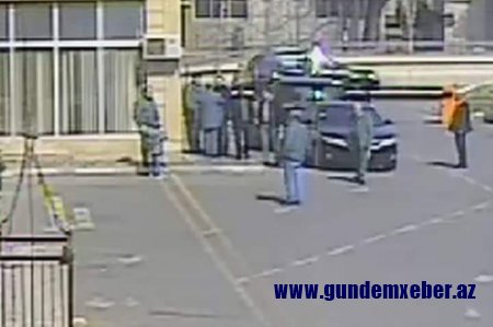 ƏSL DÖYÜŞ SƏHNƏSİ: RƏİS MÜAVİNİ VƏ SÜRÜCÜSÜ ADAMDÖYƏN "ROLLARINDA" -- FOTO FAKT 