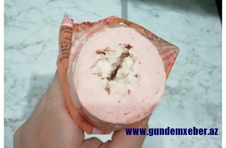 Üzərinə "halal" yazılan kolbasanın içindən çıxanı görüb şok oldu - FOTO 