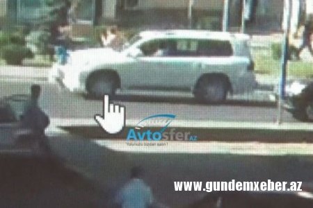Başı telefona qarışdı, “Land Cruiser”lə qadını vurub üstündən keçdi - Bakıda (VİDEO)