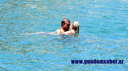 Aktrisa ərini dənizdə öpüşə boğdu - FOTO  