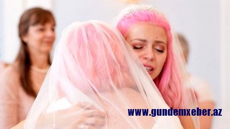 24 yaşlı qız sevdiyi 61 yaşlı qadınla evləndi — FOTOLAR