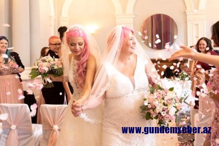 24 yaşlı qız sevdiyi 61 yaşlı qadınla evləndi — FOTOLAR