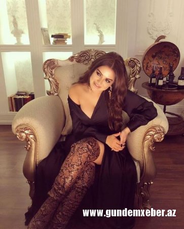 Minanın içki içərkən görüntüsü yayıldı: sərxoş olub, sinəsini açdı - FOTO