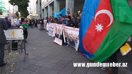 Siyasi mühacirlər BMT önündə akisya keçirdi -FOTOLAR