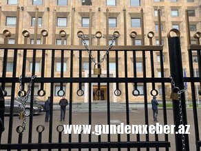 Gürcüstanda etirazçılar hökumət binasının darvazalarını qıfıllayıblar - YENİLƏNİB
