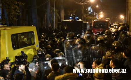 Tbilisidə gərginlik davam edir - Xüsusi təyinatlılar parlamentin binasına gətirildi - Saxlanılanlar var
