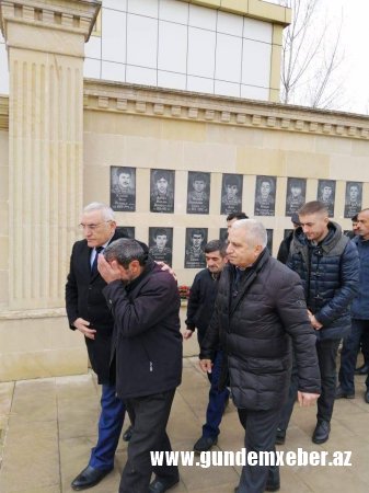 Kamil Seyidov 20 Yanvar şəhidlərinin xatirəsinə ucaldılmış abidə kompleksini ziyarət edib