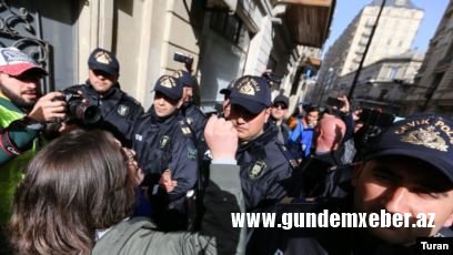 “Sərhədsiz Reportyorlar” feministlərin aksiyası zamanı jurnalistlərə qarşı zorakılığı pisləyib