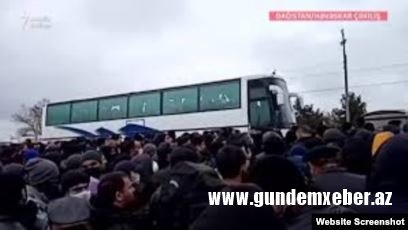 Rusiya sərhədində gözləyən azərbaycanlılar aksiya keçirib, polis atəş açıb, saxlanılanlar var