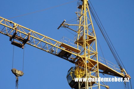 Bakıda aşan kranın sürücüsü ölüb, bir nəfər yaralanıb YENİLƏNİB