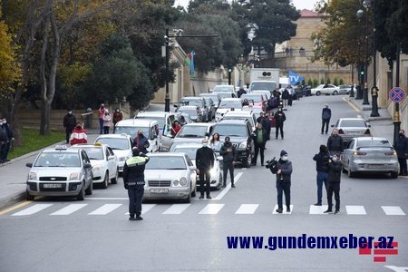 Şəhidlərin xatirəsi bir dəqiqəlik sükutla yad edilib, gəmilər, avtomobillər və qatarlar səs siqnalı verib