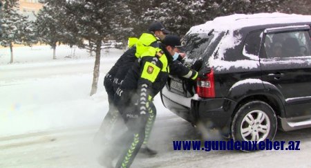 Bu gün polis əməkdaşları yollarda köməksiz vəziyyətdə qalan yüzlərlə sürücü və sərnişinə kömək edib -FOTO