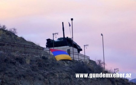 Ermənilər Şuşanın girişindəki tankın yanına “soyqırım”la bağlı plakat vurdu... - NƏ BAŞ VERİR?