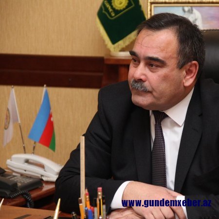 Azərbaycan Dövlət Aqrar Universitetinin ( ADAU ) rektoru İbrahim Cəfərov öz tay-tuşları kimi orta məktəbi bitirəndə ali məktəbə daxil ola bilməyib.