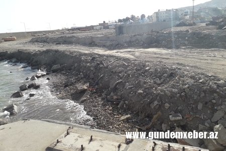 Bibiheybətdə dənizi torpaqla dolduran kimdir - Xəzər yenə hasarlanır, insanların son nəfəsliyi də qapadılır