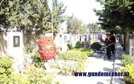 Müdafiə Nazirliyinin nümayəndə heyəti Milli Qəhrəman Mübariz İbrahimovun məzarını ziyarət edib