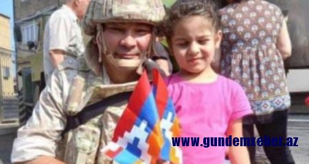 Sülhməramlıdan növbəti təxribat: Rus əsgər qondarma rejimin bayrağını əlində tutdu - Foto