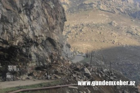Azərbaycanda qaya qopub yola düşdü, hərəkət dayandı - YENİLƏNİB