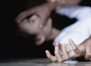 8 yaşlı qıza dəfələrlə anasının görüşdüyü kişilər tərəfindən təcavüzə cəhd olunub - Azərbaycanda DƏHŞƏT