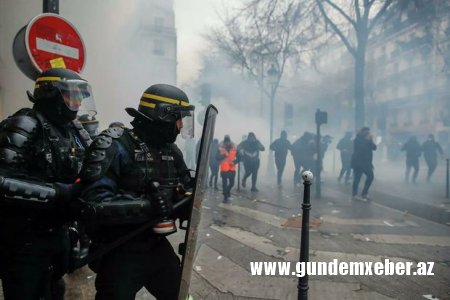Parisdə prezidentliyə namizəd jurnalistə qarşı etiraz aksiyası keçirilib