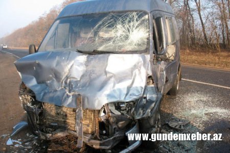Azərbaycanda sərnişin avtobusu qəzaya uğradı: 13 nəfər yaralandı