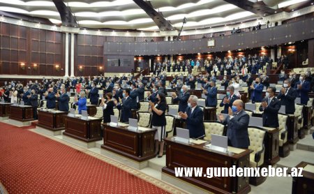 Hörmətli deputatlar, parlament tərif yeri deyil...