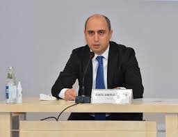 Emin Əmrullayevin Ucardakı işçisi şəhid məzarına qoyulacaq əklil pulunun çoxunu mənimsəyir? - İDDİA