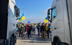 Sərhəddə 30 kilometrlik TIR növbəsi: unitazlara və şampan şərabına da icazə vermirlər...