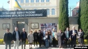 Müsavat Partiyasının fəalları Ukrayna səfirliyi önündə dəstək askiyası keçirib
