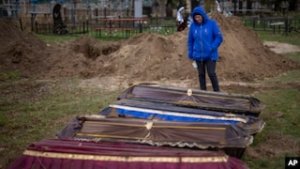 "Bu torpaq qan içindədir": Ukrayna kəndi cəsədləri çıxarır