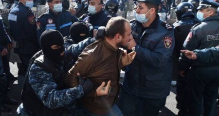 Ermənistanda etiraz aksiyaları davam edir, saxlanılanlar var