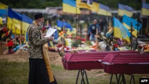 Ukrayna ölən əsgərlərini dəfn edir