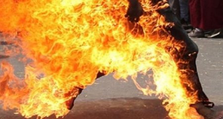Qazi icra hakimiyyətinin qarşısında özünü yandırdı - Açıqlama, yenilənib