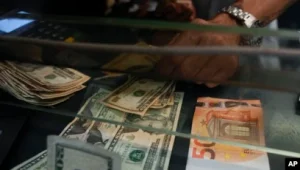 Azərbaycanda banklar avronu dollardan ucuza dəyişir