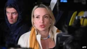 Rusiya televiziyasında canlı yayımda etirazı ilə tanınan Marina Ovsyannikova bir neçə saat saxlandıqdan sonra sərbəst buraxılıb
