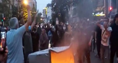 İranda etirazlar xaotik və kütləvi xarakter alır - Mollakratiya üçün təhlükə var?