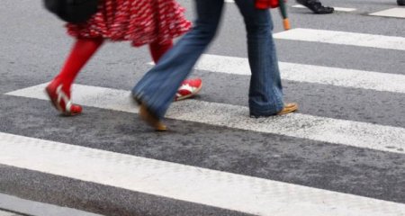 Bərdədə avtomobil qadınları vurub, biri ölüb