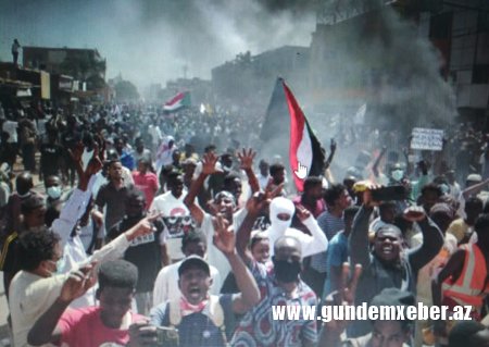 Sudan generalları, demokratiya tərəfdarı böhranı sona çatdırmaq üçün müqavilə imzalayır